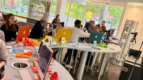 students at the Science Center exploring different AI tools